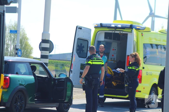 Lijnbus botst achterop personenauto