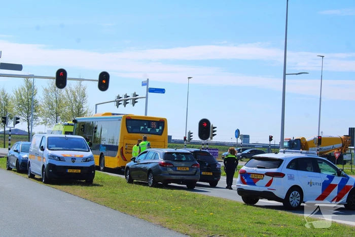 Lijnbus botst achterop personenauto