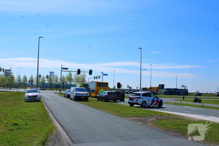 Lijnbus botst achterop personenauto