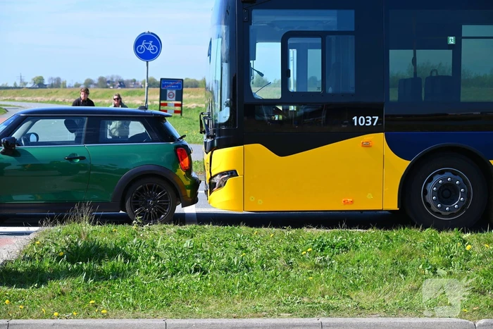 Lijnbus botst achterop personenauto