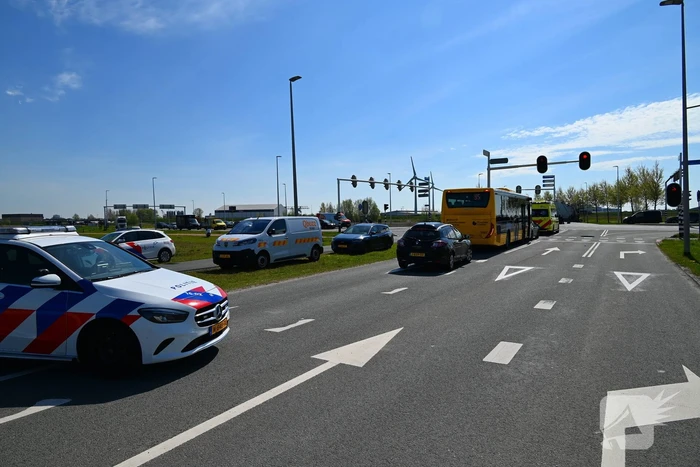 Lijnbus botst achterop personenauto
