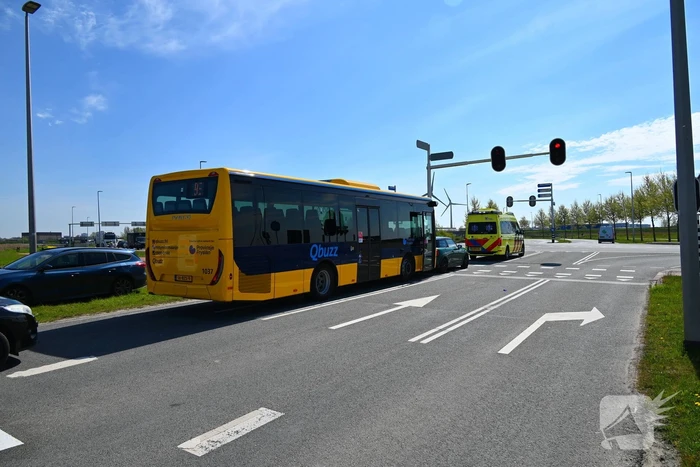 Lijnbus botst achterop personenauto