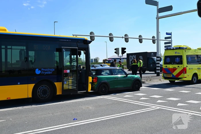 Lijnbus botst achterop personenauto
