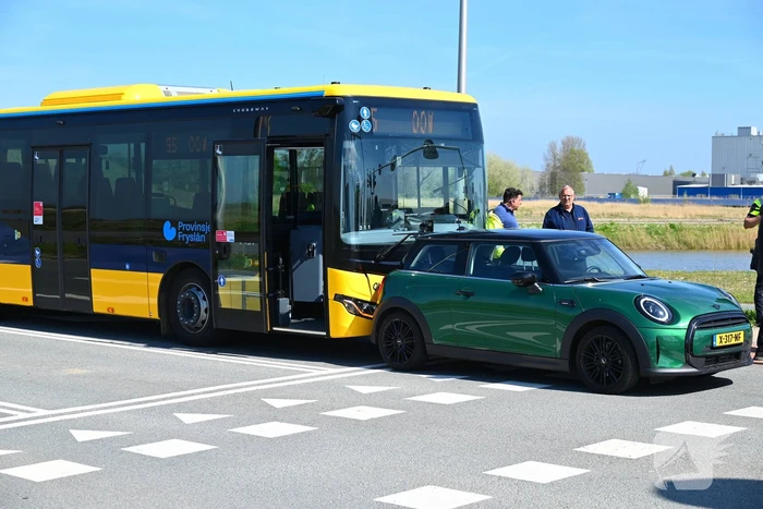 Lijnbus botst achterop personenauto