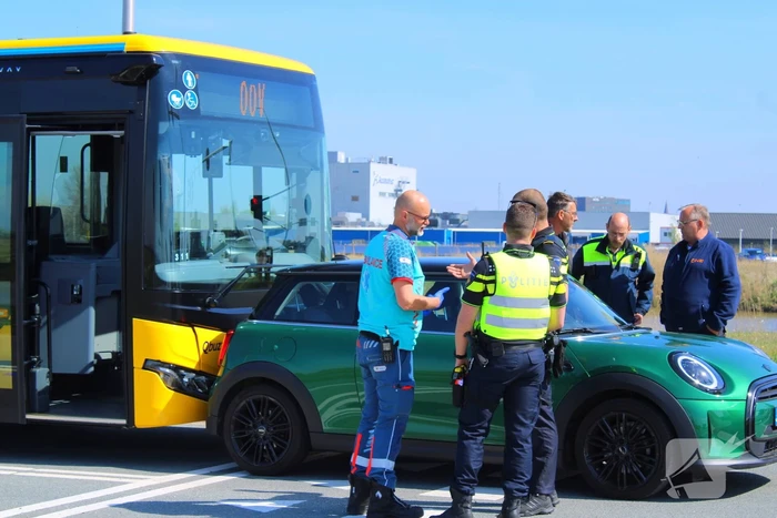 Lijnbus botst achterop personenauto