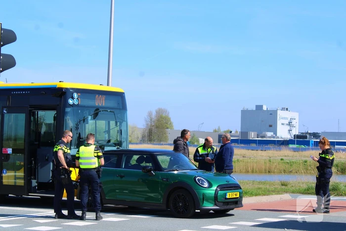 Lijnbus botst achterop personenauto