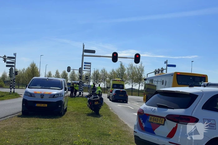 Lijnbus botst achterop personenauto