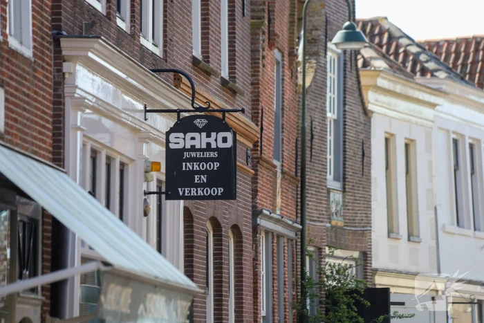 Politie zoekt overvallers op juwelierszaak