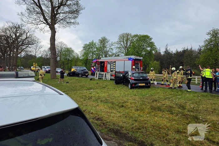Flinke aanrijding op kruising tussen twee voertuigen