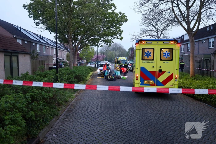 Oudere vrouw in woonwijk aangereden bij oversteken