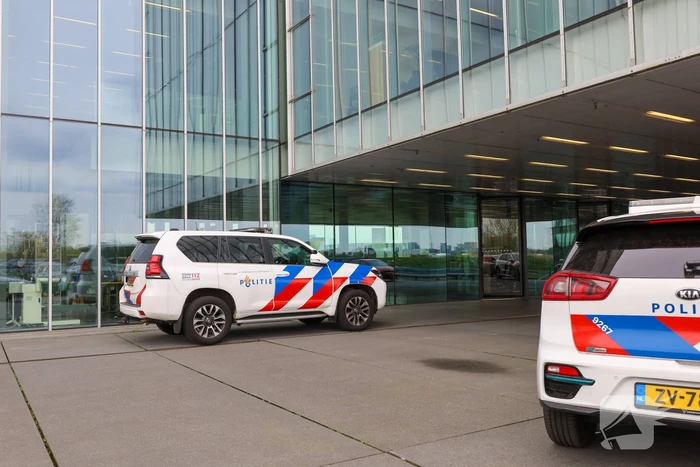 Politie aanwezig bij mogelijke steekincident
