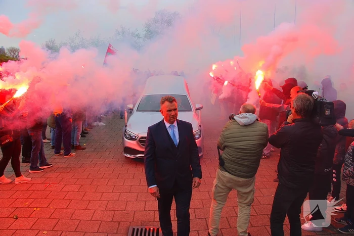Suppoters nemen afscheid van Leo Beenhakker