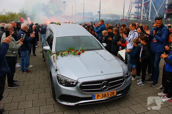 Suppoters nemen afscheid van Leo Beenhakker