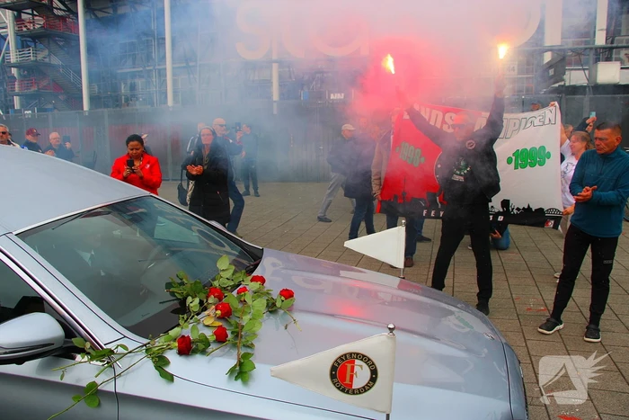 Suppoters nemen afscheid van Leo Beenhakker