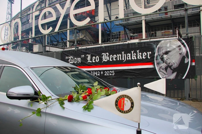 Suppoters nemen afscheid van Leo Beenhakker