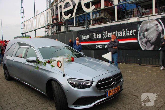 Suppoters nemen afscheid van Leo Beenhakker