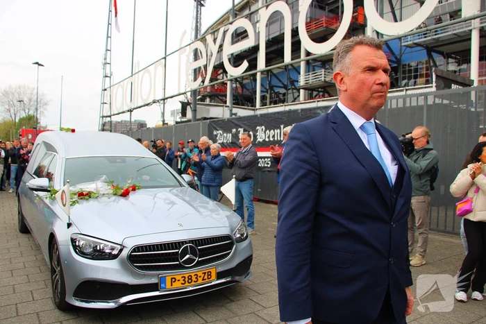 Suppoters nemen afscheid van Leo Beenhakker
