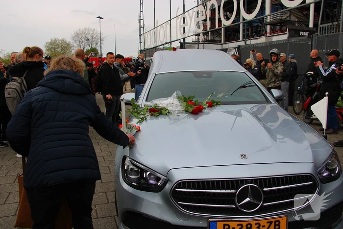 Suppoters nemen afscheid van Leo Beenhakker