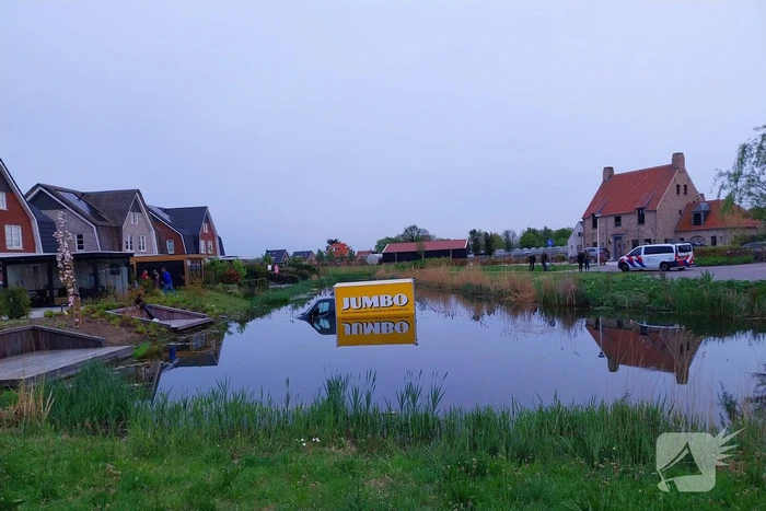 Bedrijfsbus belandt in vijver