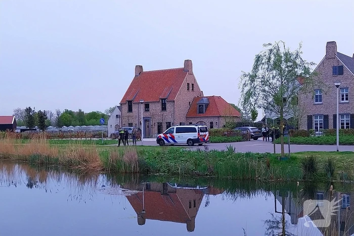 Bedrijfsbus belandt in vijver