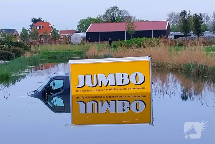 Bedrijfsbus belandt in vijver