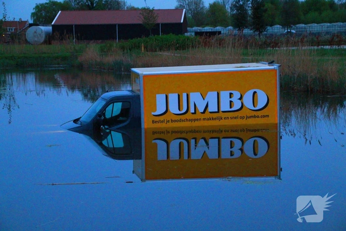 Bedrijfsbus belandt in vijver