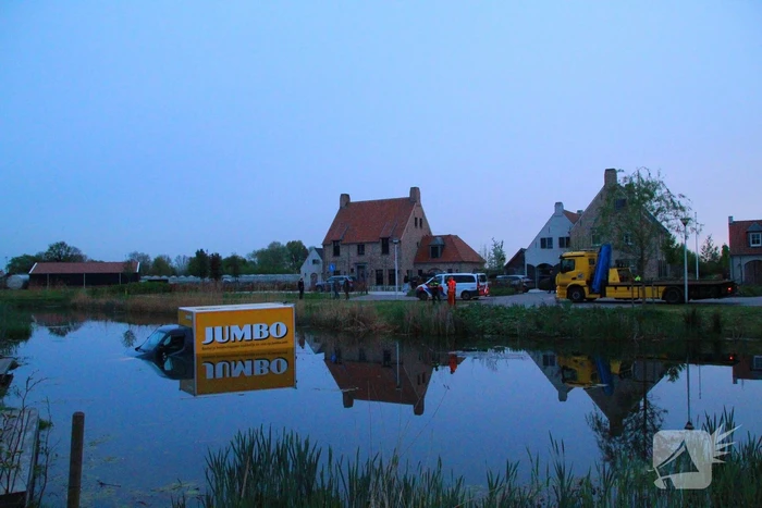 Bedrijfsbus belandt in vijver