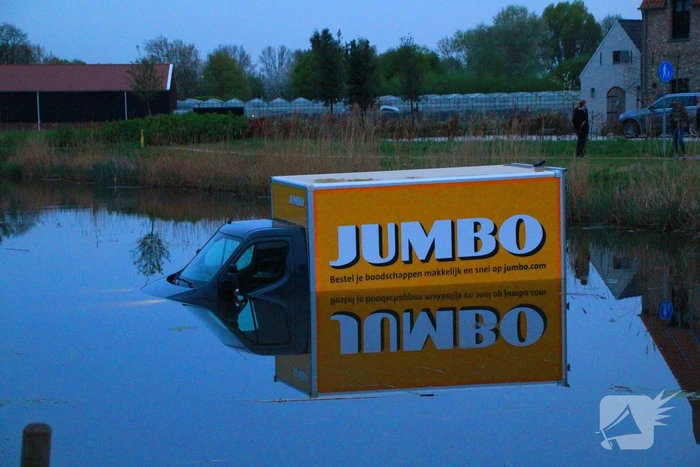 Bedrijfsbus belandt in vijver