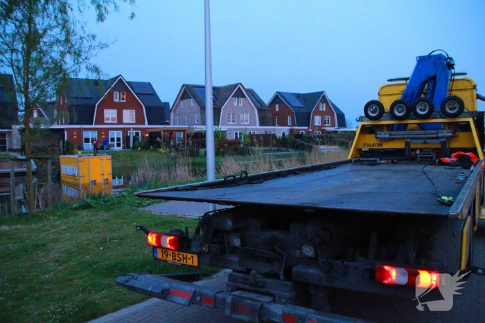 Bedrijfsbus belandt in vijver