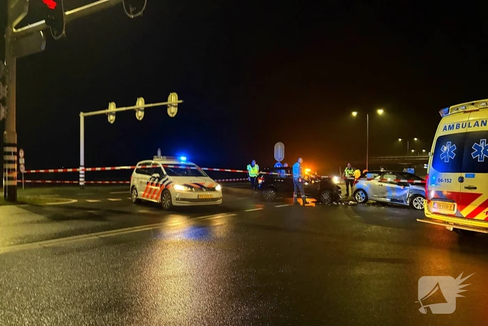 Veel schade na aanrijding op kruising