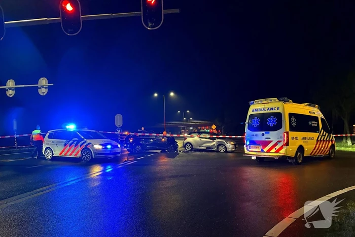 Veel schade na aanrijding op kruising