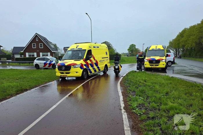Fietser en automobilist botsen op t splitsing