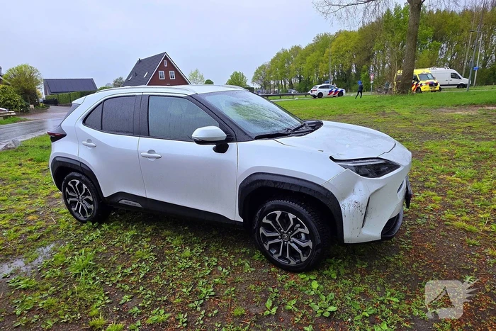 Fietser en automobilist botsen op t splitsing