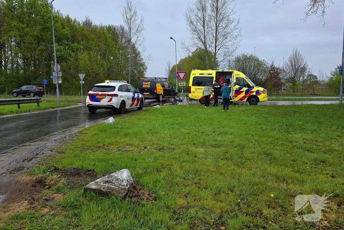 Fietser en automobilist botsen op t splitsing