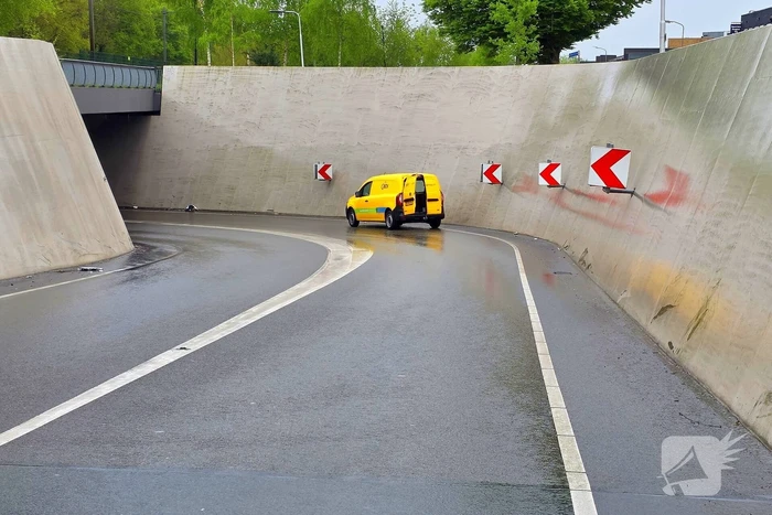Oliesooor in Koepeltunnel zorgt voor ongeval