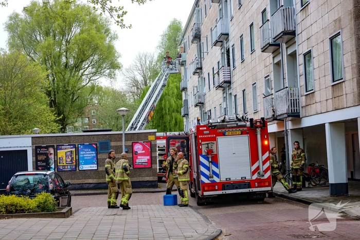 Woning zwart geblakerd na felle brand