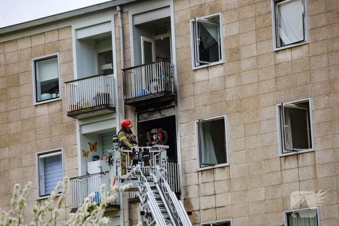 Woning zwart geblakerd na felle brand