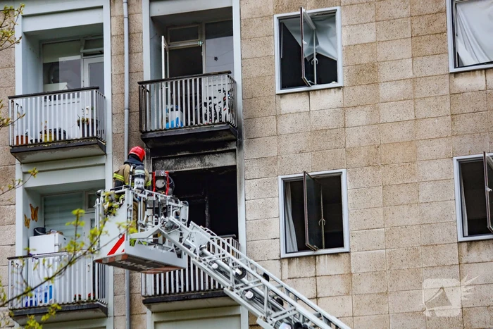 Woning zwart geblakerd na felle brand