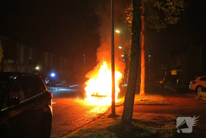 Meerdere explosies tijdens autobrand