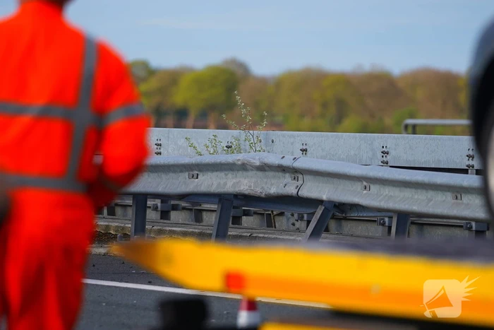 Personenauto botst tegen middengeleider