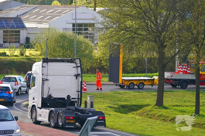 Personenauto botst tegen middengeleider