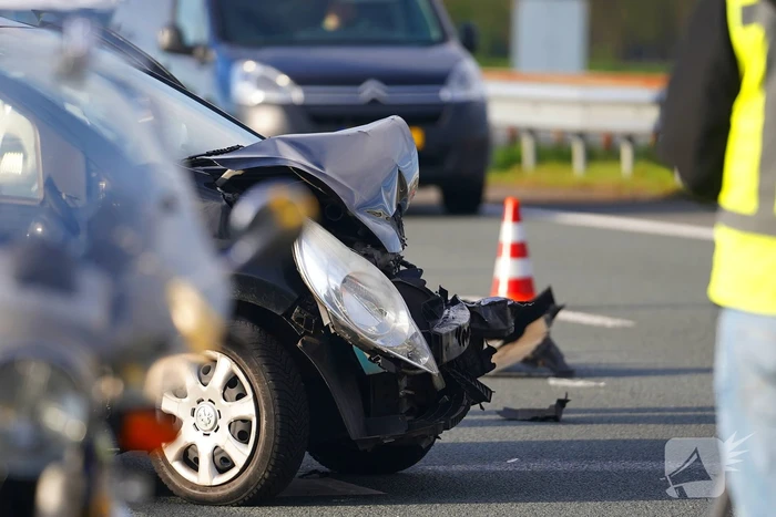 Personenauto botst tegen middengeleider