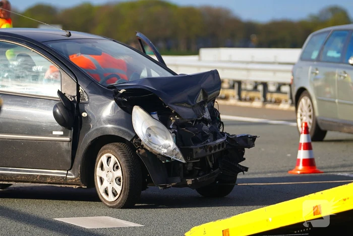 Personenauto botst tegen middengeleider