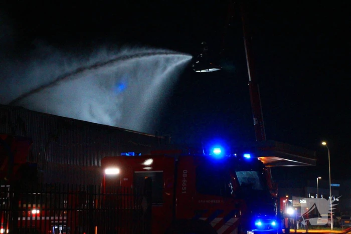 Brandweer blust grote brand in carrosserie fabriek