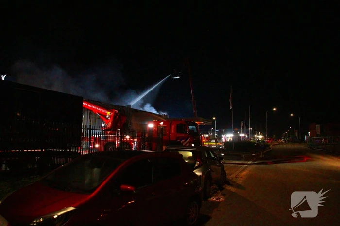 Brandweer blust grote brand in carrosserie fabriek
