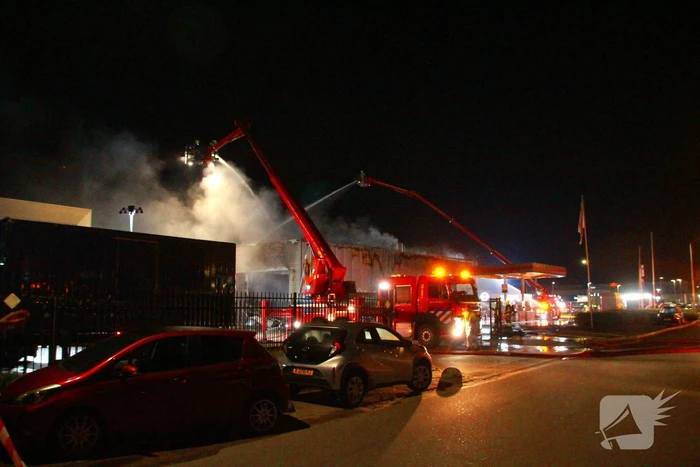 Brandweer blust grote brand in carrosserie fabriek