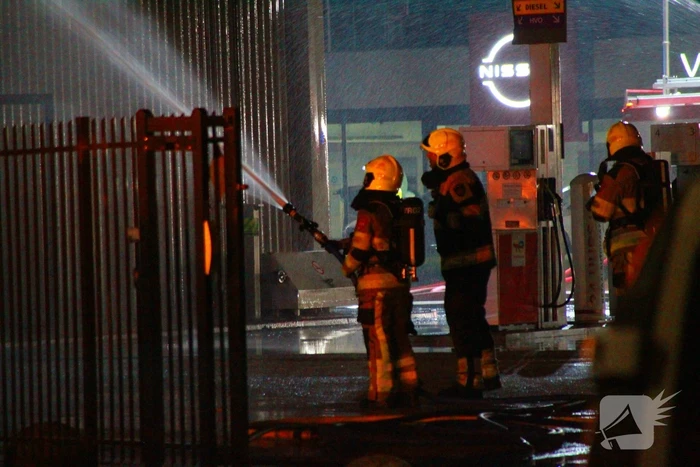 Brandweer blust grote brand in carrosserie fabriek