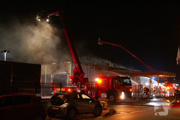 Brandweer blust grote brand in carrosserie fabriek