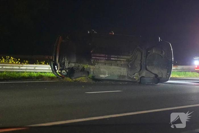 Auto botst tegen vangrail en belandt op zijkant op A28