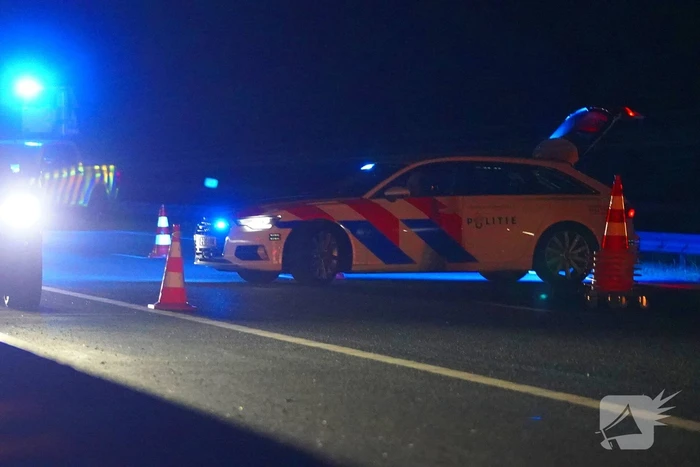 Auto botst tegen vangrail en belandt op zijkant op A28